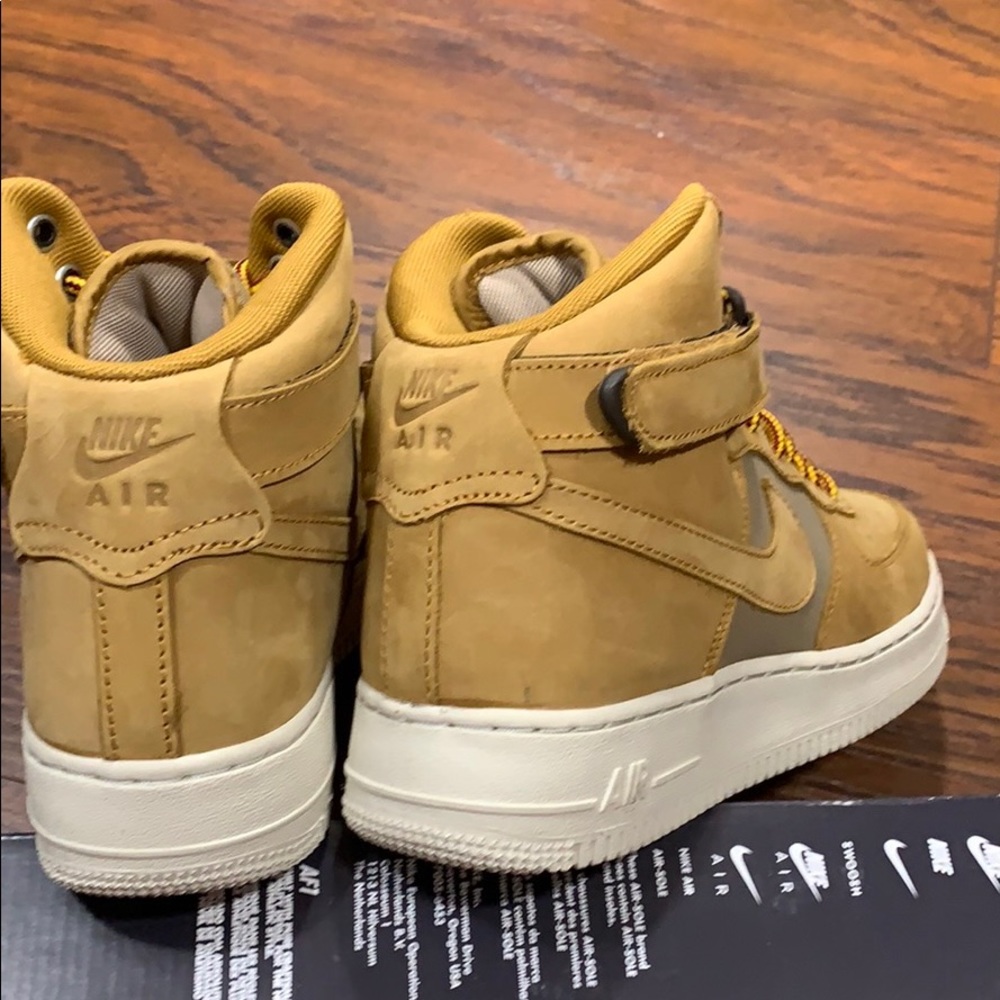 NIKE AIR FORCE 1 HIGH PRM (GS) Wheat/Khaki-Light B - Picture 5 of 16